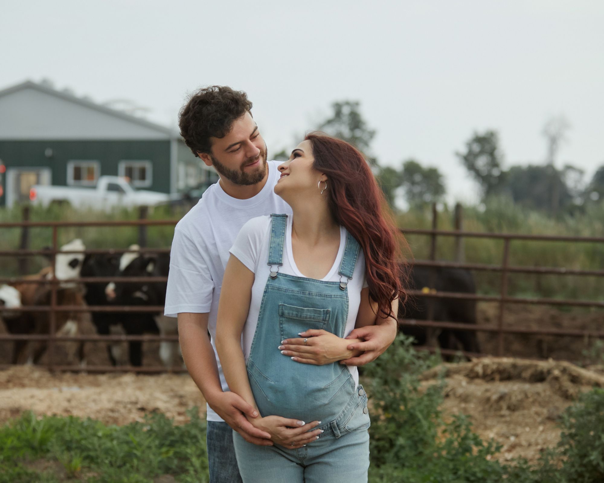 Rustic farm maternity photographer